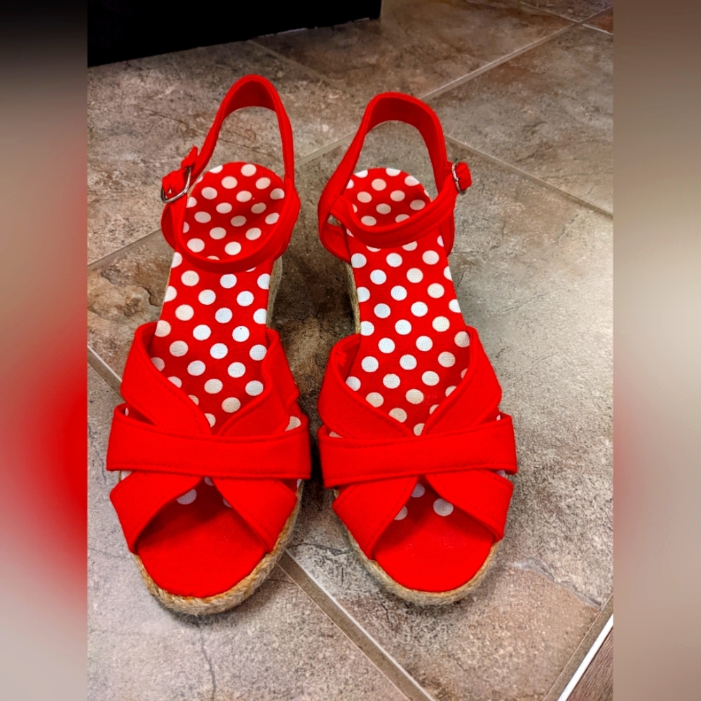 Stunning women red platform sandals in size 7